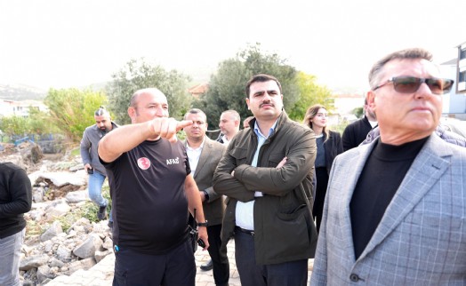 AK Parti'li İnan, Foça'da selden etkilenen bölgelerde incelemelerde bulundu