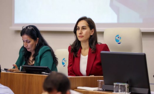 AK Parti'ye geçen Özlem Gürzel'e protesto; CHP'li üye katiplik görevinden istifa etti