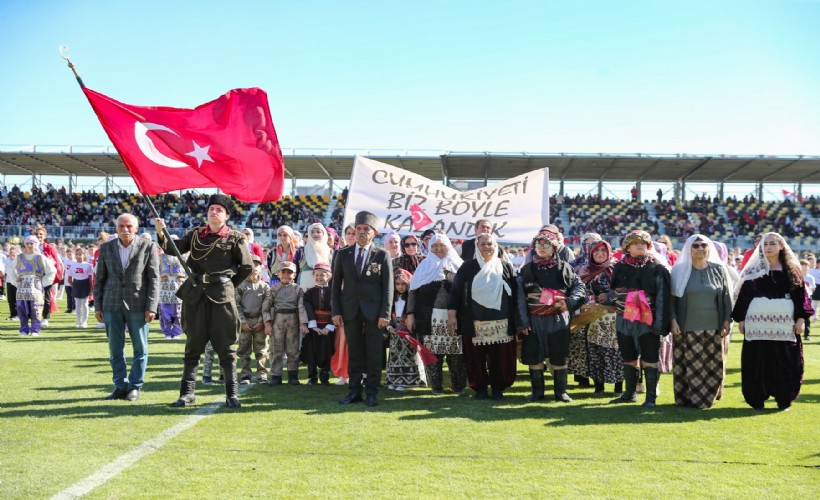 Aliağa Atatürk Stadyumu'nda Cumhuriyet coşkusu: Renkli gösteri maziyi anımsattı