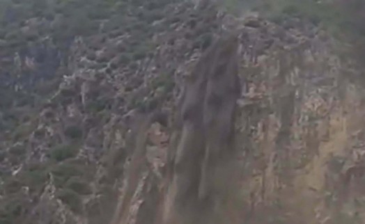 Aydın'da sağanak sonrası heyelan oluştu! Yol ulaşıma kapatıldı