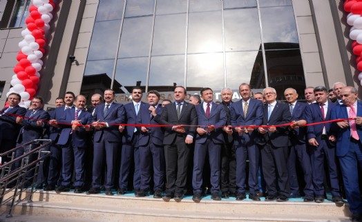 Bakan Tunç İzmir'de hem temel attı hem de adalet sarayı açtı