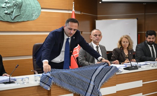 Başkan Eşki'den Filistin'e destek: Meclis kürsüsüne simge poşuyu astı!