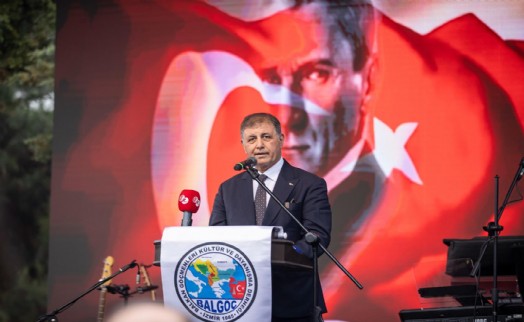 Başkan Tugay 12. Balkan Şenliği'nin açılışını yaptı: 'Yürek yüreğe, omuz omuza çalışacağız'