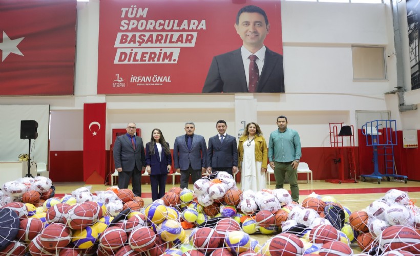 Bayraklı'daki okullara spor malzemesi desteği