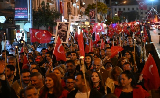 Bornova'da 29 Ekim Coşkusu.. Sevcan Orhan sahne aldı