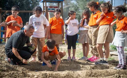 Bornova'da minik eller toprakla buluştu