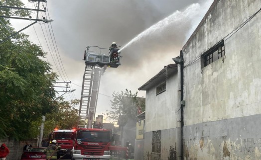 Bornova'daki depo yangınına hızlı müdahale