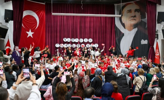 Bornovalı miniklerden büyük Cumhuriyet coşkusu