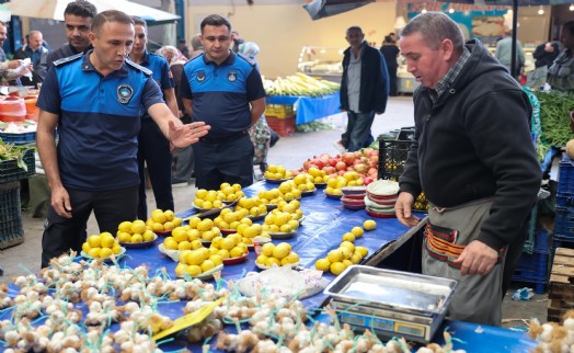 Buca'da zabıta ekipleri denetim için sahada