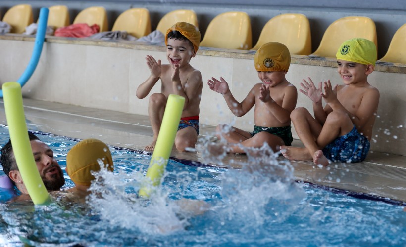 Buca’nın miniklerine ücretsiz eğitimden sonra şimdi de havuz keyfi