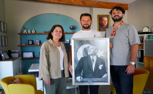 Çeşme Belediyesi'nden Muhtarlar Haftasında anlamlı hediye: Atatürk tablosu
