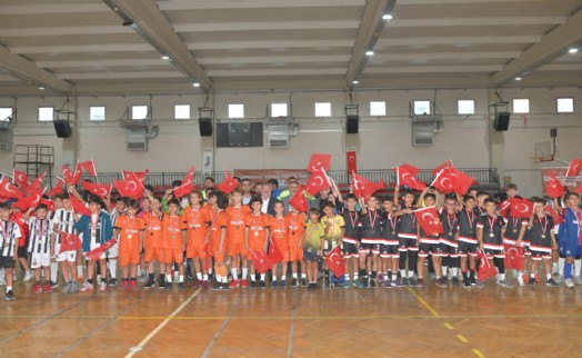 Çiğli'de Cumhuriyet coşkusu futsal sahasında zirveye taşındı