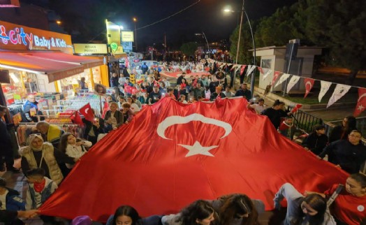 Çiğli'de 'İstiklalden İstikbale Büyük Cumhuriyet Yürüyüşü'ne yoğun katılım