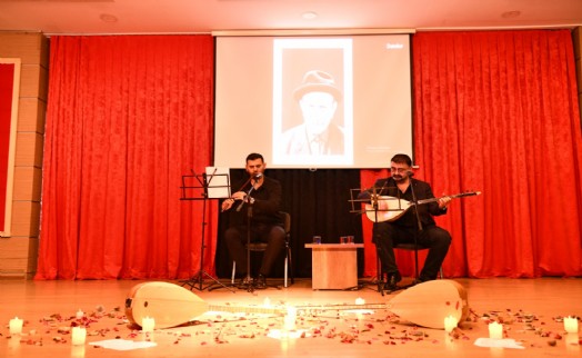 Çiğli'de duygu dolu gece: Aşık Veysel türkülerle anıldı