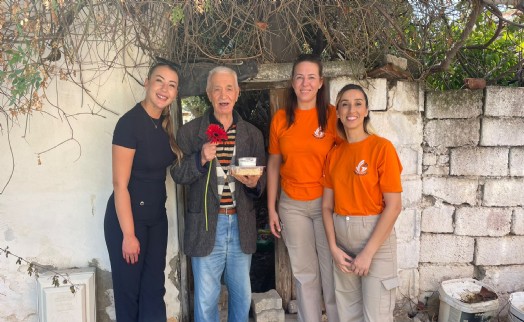 Dünya Yaşlılar Günü'nde gençlerden anlamlı ziyaretler