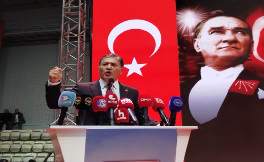 Emir'den kongrede kritik mesajlar: 'CHP'de makamlara talip olunmaz, verilir'