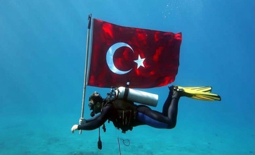 Fethiye’de su altında Cumhuriyet kutlaması