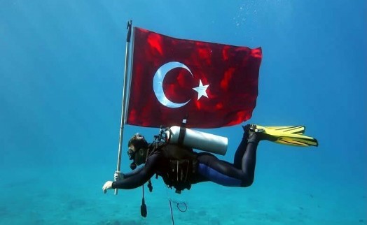 Fethiye'de su altında Cumhuriyet kutlaması