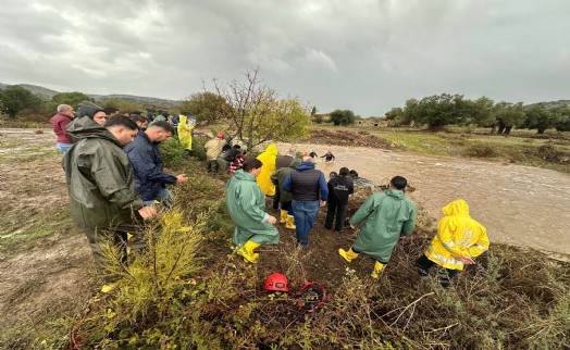 Foça sağanağa teslim oldu: Sele kapılan 1 kişiyi arama çalışmaları sürüyor