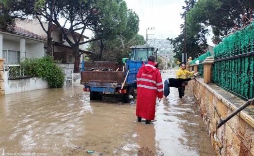 Foça'da yağış rekoru kırıldı, ekipler seferber oldu