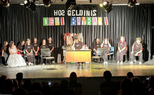 Genç İzmir'den tiyatroseverlere 'Deli Bayramı' oyunu