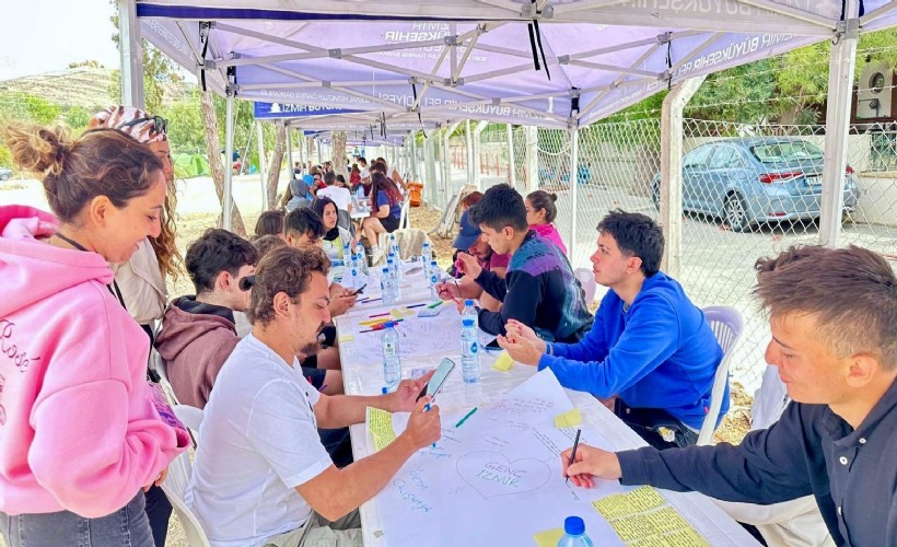 Gençler Büyükşehir’in Foça’daki kampında gönüllerince eğlendi