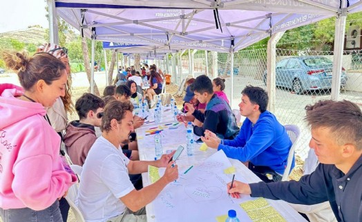 Gençler Büyükşehir'in Foça'daki kampında gönüllerince eğlendi