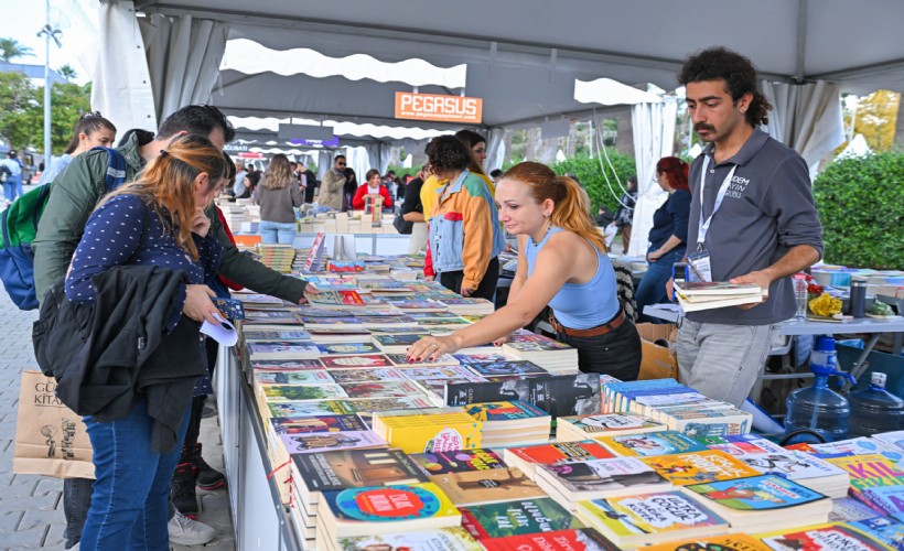 İZKİTAP’ta edebiyat şöleni sürüyor