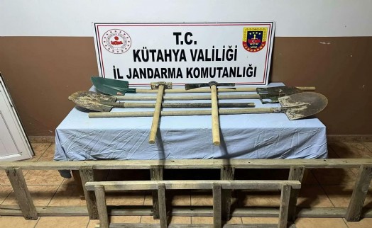 İş makinesi ile kaçak kazıya 2 gözaltı