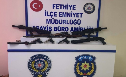 İş yerinin önüne bırakılan çantadan 8 silah ve kesici aletler çıktı