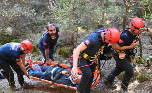 İzmir İtfaiyesi'nden Balçova Terapi Ormanları'nda kurtarma operasyonu