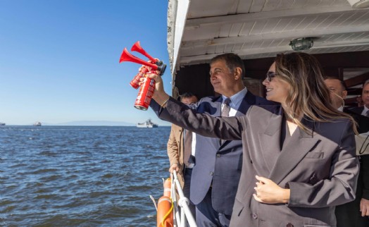 İzmir Körfezi'ndeki yat yarışlarının startını Başkan Tugay verdi