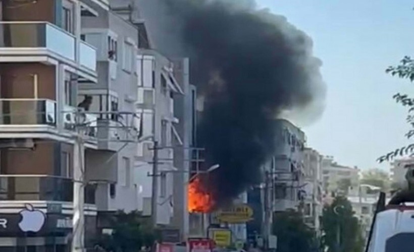 İzmir'de 3 katlı binada korkutan yangın