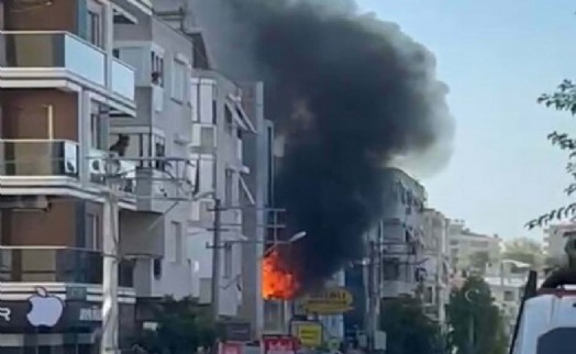 İzmir'de 3 katlı binada korkutan yangın
