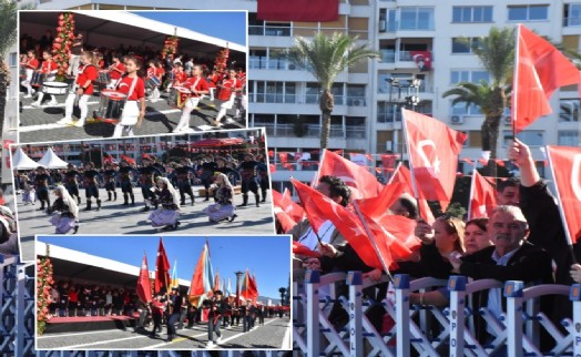 İzmir'de Cumhuriyetin 102. yılı törenle kutlandı