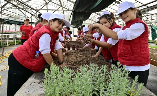 İzmir'de çocuklar tarımı, 'Lider Çocuk Tarım Kampı'nda öğrendi