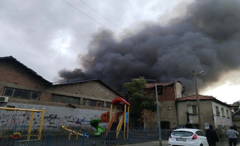 İzmir'de depo yangını!