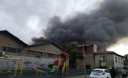 İzmir'de depo yangını!