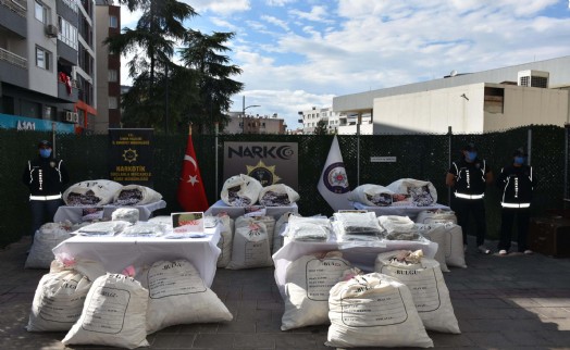 İzmir'de dev uyuşturucu operasyonu; Rekor miktarda sentetik hap ele geçirildi