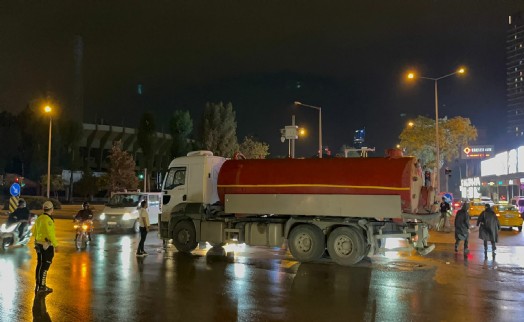 İzmir'de feci kaza; Motosiklet sürücüsü olay yerinde can verdi!