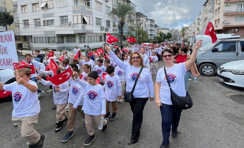 İzmir'de öğrencilerden '102'nci Yıl Cumhuriyet Yürüyüşü'