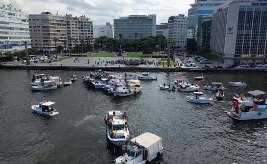 İzmir'de tekneler, Sumud Filosu'na destek için denize açıldı