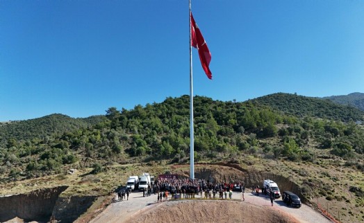İzmir'deki vakıf üniversitesinin kampüsüne 47 metre direkli Türk bayrağı!