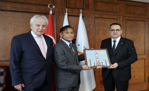 İzmir iş dünyasının yeni rotası 'Filipinler': Büyükelçi'den İZTO'ya ziyaret