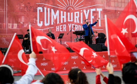 İzmir'de Cumhuriyet coşkusu başladı