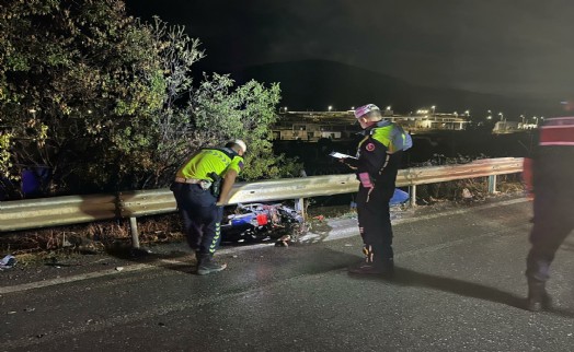 İzmir'de kamyonet ile elektrikli bisiklet çarpıştı: 2 ölü