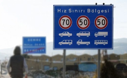 Kara yollarında yeni düzenleme: O levhalar kaldırıldı, bazı bölgelerde hız limitleri değişti!