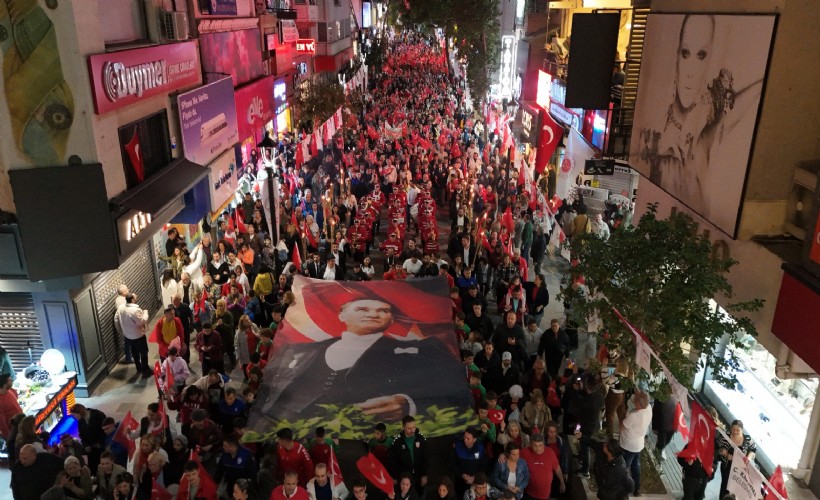 Karşıyaka, Cumhuriyet’in ışığında tek yürek oldu!