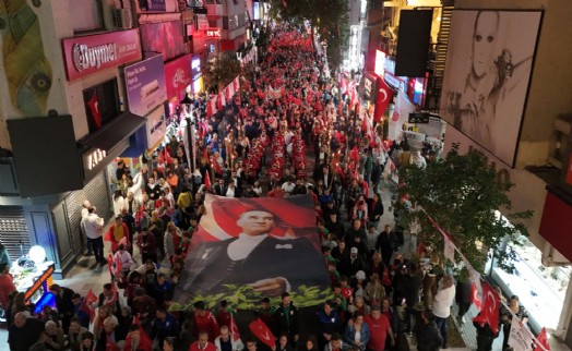 Karşıyaka, Cumhuriyet'in ışığında tek yürek oldu!