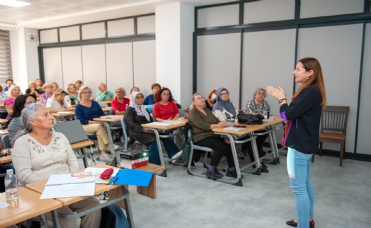 Karşıyaka'nın 3. Yaş Üniversitesi'nde ders zili çaldı!
